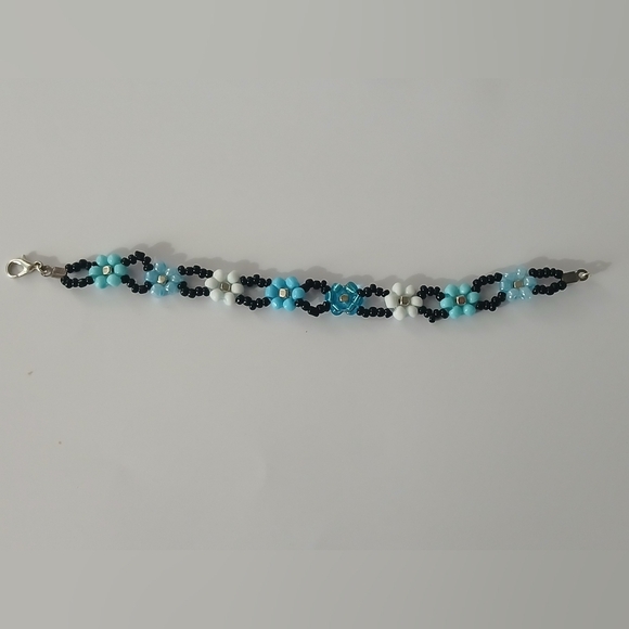 Elegant Beaded Bracelet in Blue and Black - Picture 4 of 5
